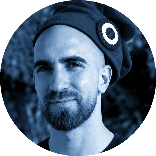 Quentin Menoret, coiffé du bonnet phrygien